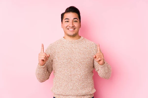Jonge Bochtige Man Poseren Een Roze Achtergrond Geïsoleerd Geeft Met — Stockfoto