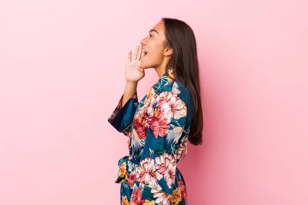 Young Indian Woman Wearing Kimono Pajama Shouting Holding Palm Opened — Stock Photo, Image