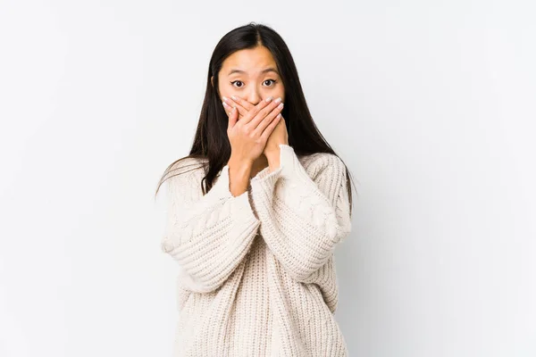 Ung Kinesisk Kvinde Isoleret Chokeret Dækker Munden Med Hænder - Stock-foto