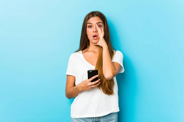 Mladá Běloška Drží Telefon Křičí Vzrušeně Dopředu — Stock fotografie