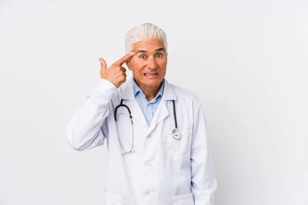 Maturo Caucasico Medico Uomo Mostrando Delusione Gesto Con Indice — Foto Stock
