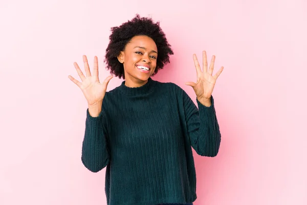 Middle Aged African American Woman Pink Background Isolated Showing Number — Stok fotoğraf