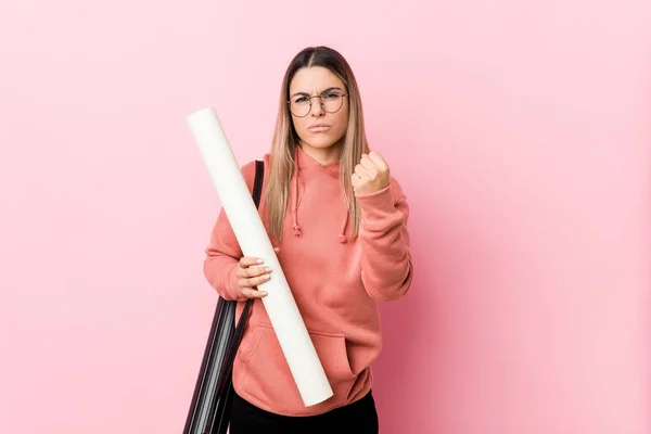 Jovem Estudando Arquitetura Mostrando Punho Para Câmera Expressão Facial Agressiva — Fotografia de Stock