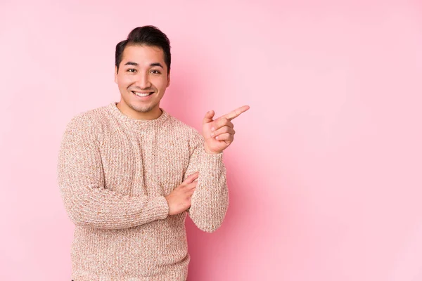 Young Curvy Man Posing Pink Background Isolated Smiling Cheerfully Pointing — Stock Photo, Image