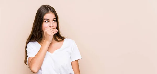 Jonge Blanke Vrouw Poseren Geïsoleerde Attent Zoek Naar Een Kopieerruimte — Stockfoto