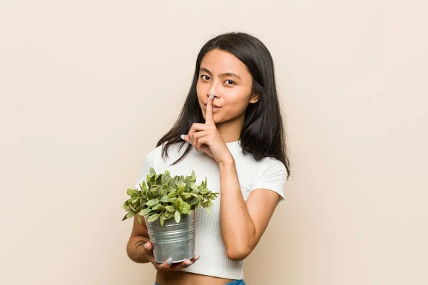Egy Fiatal Ázsiai Aki Egy Növényt Tart Titokban Vagy Csendet — Stock Fotó