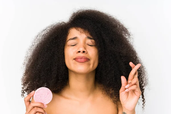 Jovem Afro Mulher Segurando Disco Facial Isolado Cruzando Dedos Para — Fotografia de Stock