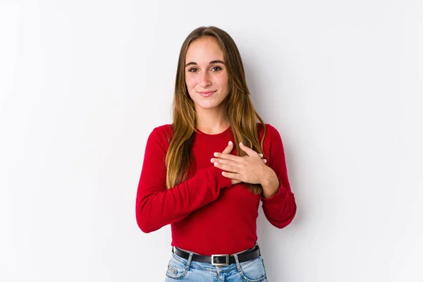 Jovem Mulher Caucasiana Posando Isolado Tem Expressão Amigável Pressionando Palma — Fotografia de Stock