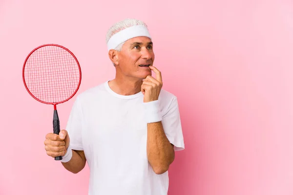 Homme Âge Moyen Jouant Badminton Isolé Détendu Penser Quelque Chose — Photo