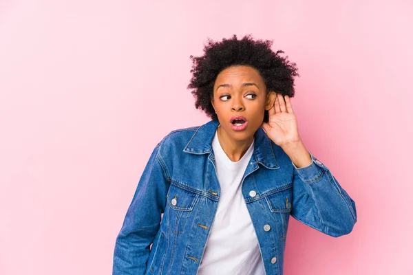 Jonge Afro Amerikaanse Vrouw Tegen Een Roze Achtergrond Geïsoleerd Proberen — Stockfoto