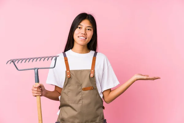 Young Chinese Woman Holding Rake Isolated Young Chinese Woman Holdin — Stock Photo, Image