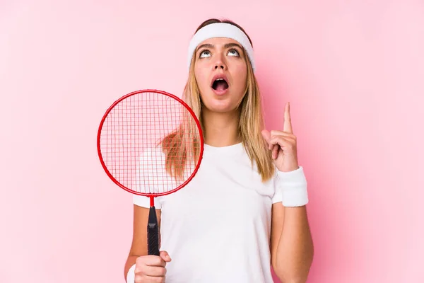 Mujer Joven Jugando Bádminton Aislado Apuntando Revés Con Boca Abierta — Foto de Stock