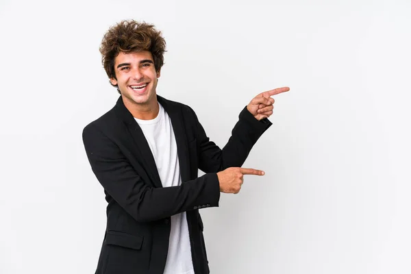 Νεαρός Καυκάσιος Επιχειρηματίας Λευκό Φόντο Απομονωμένος Ενθουσιασμένος Δείχνοντας Μπροστινά Δάχτυλα — Φωτογραφία Αρχείου