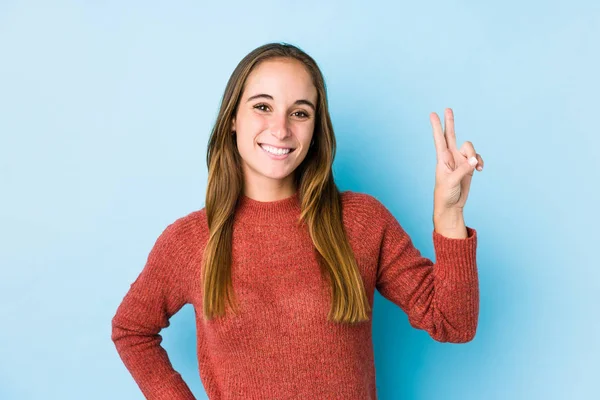 Joven Mujer Caucásica Posando Aislada Mostrando Signo Victoria Sonriendo Ampliamente —  Fotos de Stock