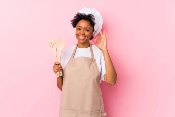 Jovem Africano Americano Cozinheiro Mulher Alegre Confiante Mostrando Gesto — Fotografia de Stock