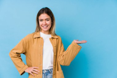 Beyaz bir kadın bir avuç içinde fotokopi odası gösteriyor ve belinde bir el daha tutuyor..