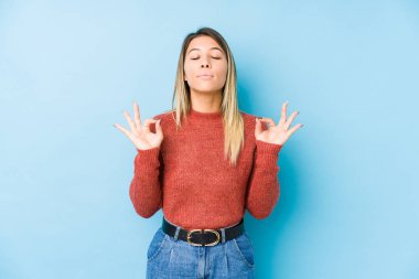 Kafkasyalı genç kadın izole edilmiş poz veriyor. Yoga yapıyor..