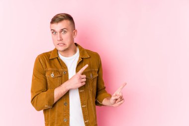 Kafkasyalı genç adam, işaret parmağıyla bir fotokopi alanını işaret ederek şok oldu..