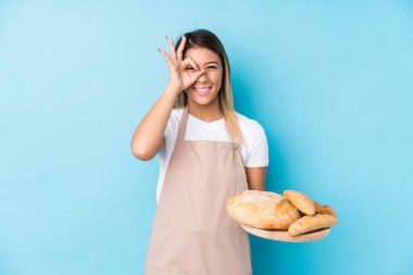 Kafkasyalı genç fırıncı kadın. Heyecanlı. Gözünü dört aç..