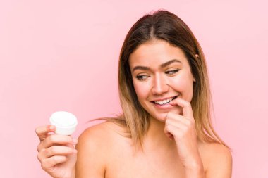 Kafkasyalı genç bir kadın, elinde nemlendirici ile izole edilmiş bir şekilde bir şeyin fotokopi odasına baktığını düşünerek rahatlıyor..