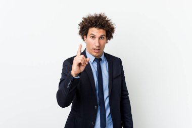 Genç iş adamı beyaz arka plana karşı bir fikri, ilham konsepti var..