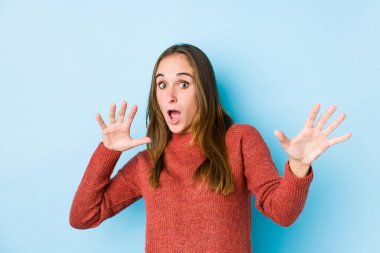 Kafkasyalı genç bir kadın yaklaşan bir tehlike nedeniyle şoka girmiş gibi görünüyor.