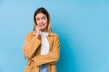 Kafkasyalı genç kadın rahatlamış fotokopi odasına bakan bir şey düşünüyor..