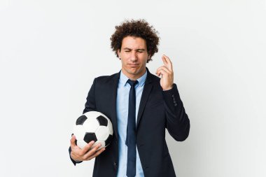 Futbol antrenörü şans dilemek için şans diliyor.