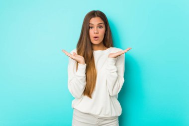 Genç sıska kadın şaşırdı ve şok oldu..