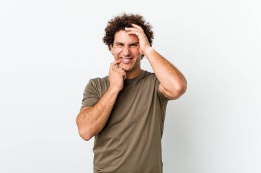 Olgun yakışıklı bir adam yalnız başına sızlanıyor ve ağlıyor..