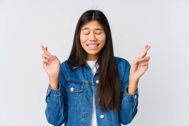 Genç Asyalı kadın şans diliyor.