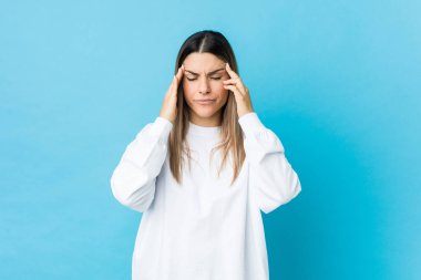 Genç beyaz kadın tapınaklara dokunuyor ve baş ağrısı çekiyor..