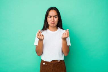 Genç, melez, Hintli bir kadın. Hiç parası olmadığını gösteriyor..