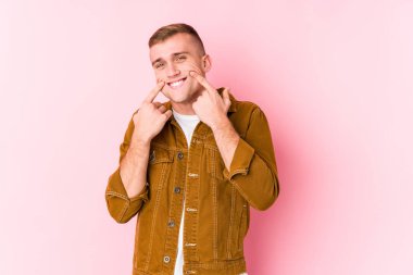 Kafkasyalı genç adam iki seçenek arasında kuşkuyla izole edildi.