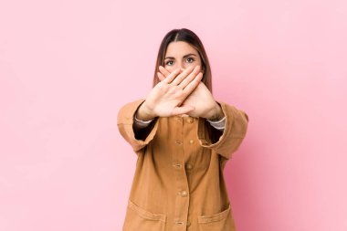 Kafkasyalı genç bir kadın kendini izole edip inkar ediyor.