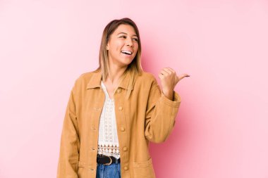 Kafkasyalı genç bir kadın parmak kadar uzakta, yalnız poz veriyor, gülüyor ve kaygısız..