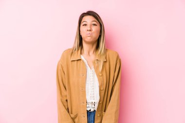 Kafkasyalı genç bir kadın yalnız poz veriyor. Yüzünde yorgun bir ifade var. Yüz ifadesi kavramı.