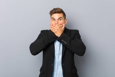 Yakışıklı beyaz adam elleriyle ağzını kapatırken şok oldu..