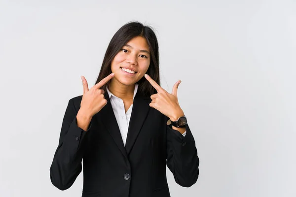 Jonge Aziatische Zakenvrouw Glimlacht Wijzend Vingers Naar Mond — Stockfoto