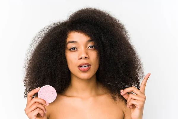 Jonge Afro Vrouw Met Een Gezichtsschijf Geïsoleerd Met Een Geweldig — Stockfoto