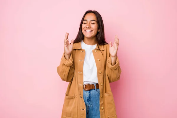 Joven Mestiza India Mujer Aislado Alegre Riendo Mucho Concepto Felicidad — Foto de Stock