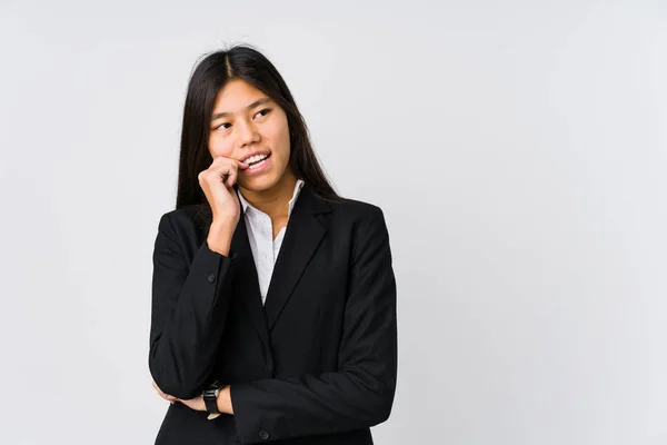 Junge Asiatische Geschäftsfrau Denkt Entspannt Über Etwas Nach Das Einen — Stockfoto