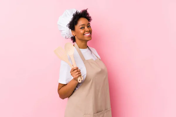 Jovem Cozinheira Afro Americana Olha Para Lado Sorridente Alegre Agradável — Fotografia de Stock