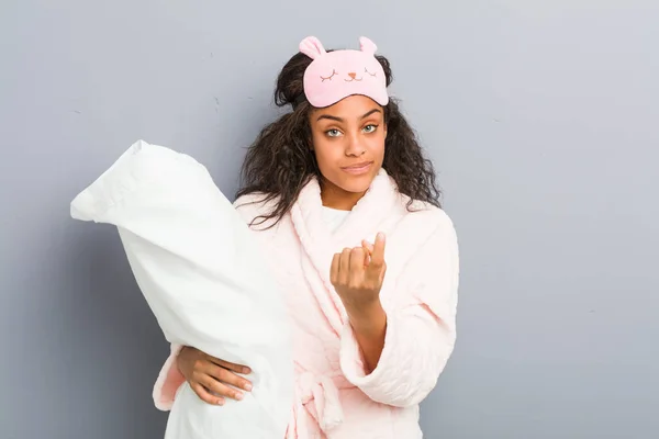 Молодая Африканская Американка Пижаме Маске Сна Держа Подушку Указывая Пальцем — стоковое фото