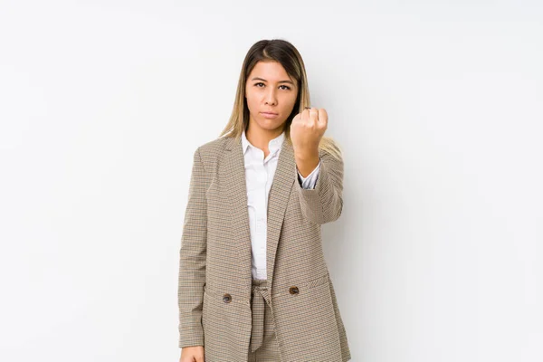 Jonge Kaukasische Zakenvrouw Geïsoleerd Tonen Vuist Naar Camera Agressieve Gezichtsuitdrukking — Stockfoto