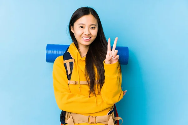 Young Chinese Backpacker Woman Isolated Showing Number Two Fingers — 스톡 사진