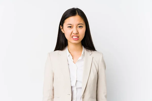 Junge Chinesische Geschäftsfrau Isoliert Schreit Sehr Wütend Und Aggressiv — Stockfoto