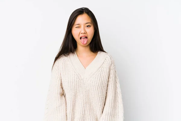 Joven Mujer China Aislado Divertido Amigable Sobresaliendo Lengua —  Fotos de Stock