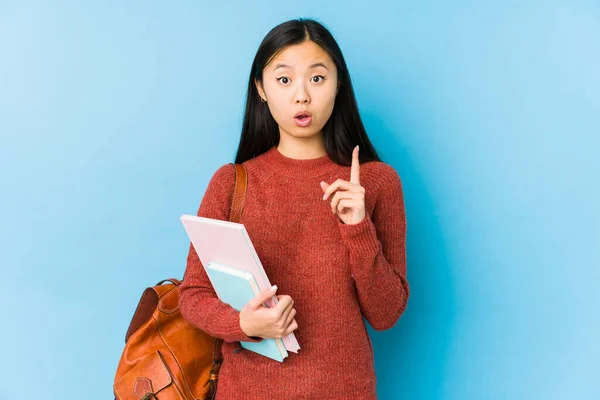 Νεαρή Κινέζα Μαθήτρια Απομονωμένη Έχοντας Κάποια Σπουδαία Ιδέα Έννοια Της — Φωτογραφία Αρχείου