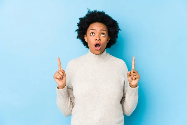 Afro Amerikaanse Vrouw Van Middelbare Leeftijd Tegen Een Blauwe Achtergrond — Stockfoto